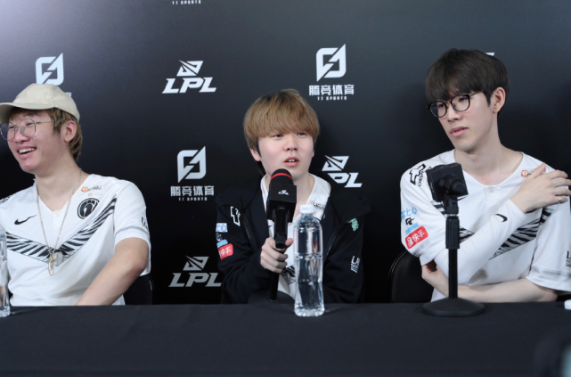 面对拜仁慕 面对拜仁慕